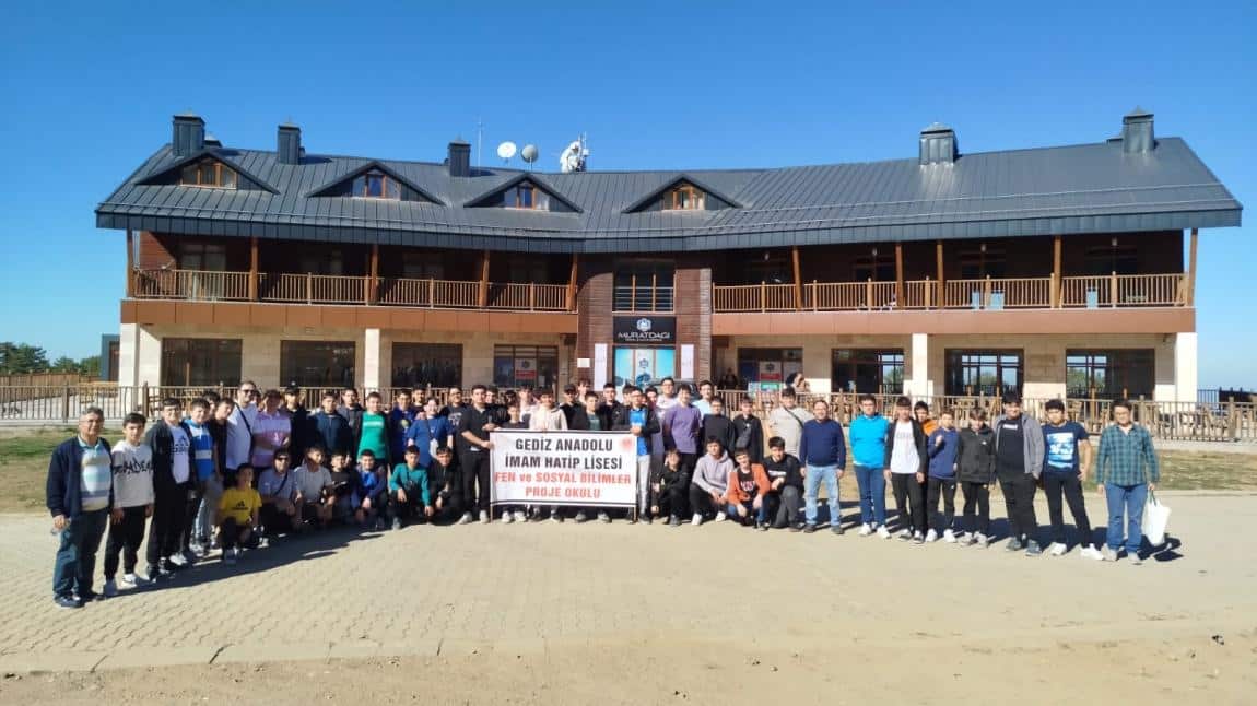 GEDİZ ANADOLU İMAM HATİP LİSESİ  ÖĞRENCİLERİ MURAT DAĞI ZİRVESİNDE TÜRKİYE'NİN EN UZUN RENKLİ KAYDIRAĞINDA